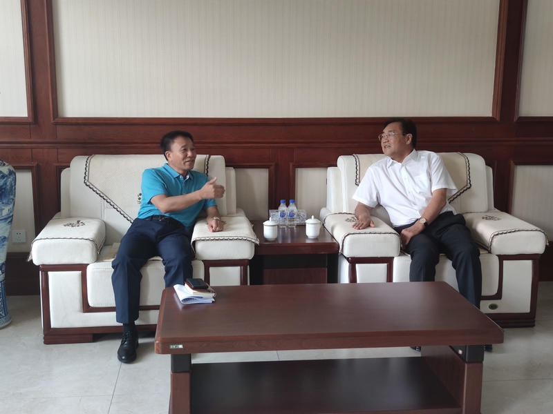 3.王岩董事长同尤占福局上进行座谈.jpg