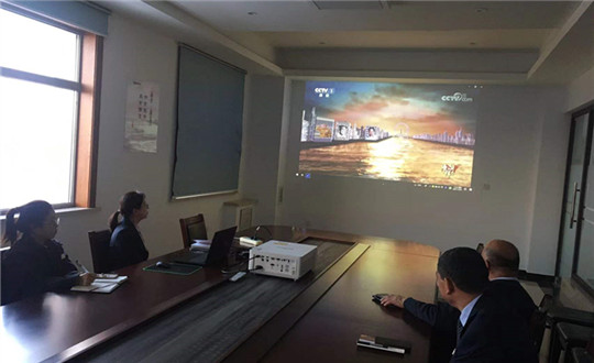 1 党员集中旁观《楷模6》纪录片_副本.jpg