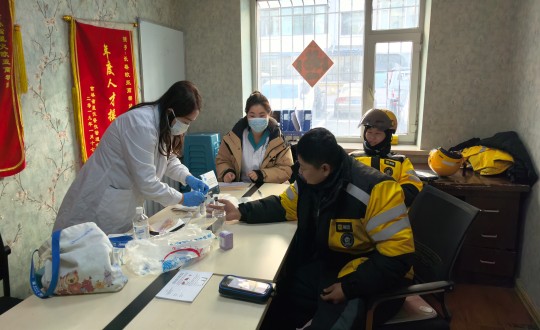 13.医疗公司为美团快递幼哥进行免费血压丈量和乙肝两对半检测服务_副本.jpg
