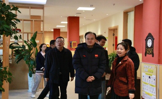 24.副省长刘凯、省民政厅副厅长杜文革一行光临亲亲园?净月家慰问长者_副本.jpg