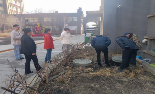 3.敦化市房产局物业办主任楚肖莹携带团队实地勘测下水主管路问题现场_副本.jpg 3.敦化市房产局物业办主任楚肖莹携带团队实地勘测下水主管路问题现场_副本.jpg