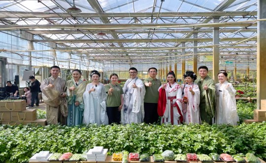 11.吉林广播电视台“这有八仙”栏目组来到K8凯发农业示范基地直播_副本.jpg 11.吉林广播电视台“这有八仙”栏目组来到K8凯发农业示范基地直播_副本.jpg